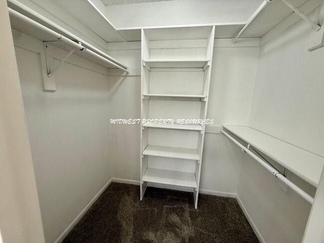 Building Photo - 719 S Park Dr