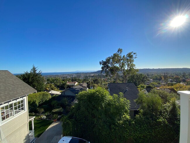 Building Photo - Enchanting 1-Bedroom, 1-Bath Oasis with Stunning Views