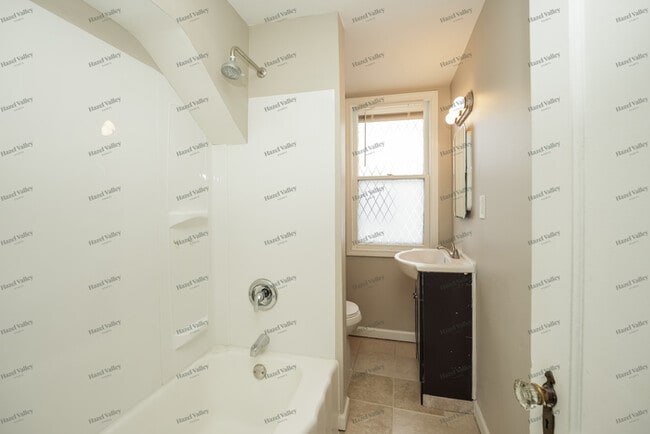 Building Photo - 3260 W 43rd St