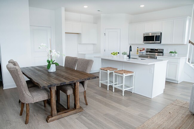 Building Photo - Modern Townhome for Rent!