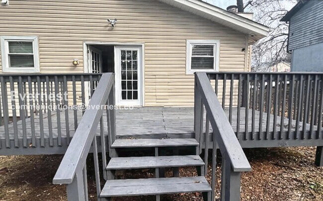 Building Photo - 3 Bed/2 Bath Home with Garage / Pet-Friendly / Vouchers Accepted / Available Now!