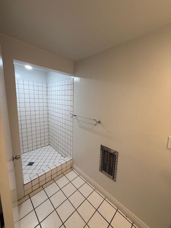 Building Photo - Gorgeous 3 Bedroom, 2 Bathroom, Granada Hi...