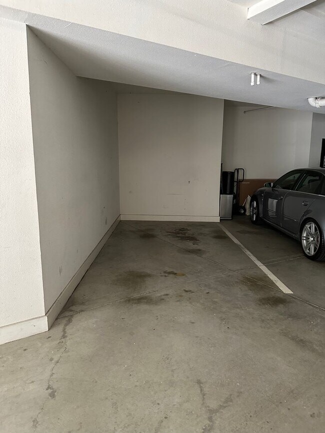 Building Photo - SPACIOUS 1-Bedroom 1.5 bath Live/Work loft...