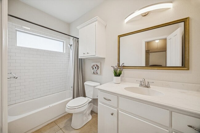 Building Photo - 725 Martin St