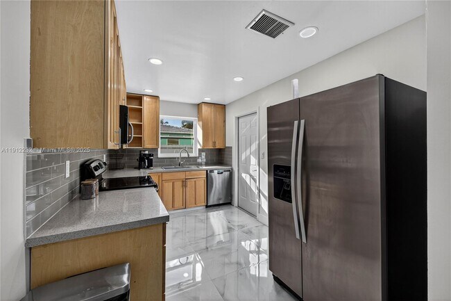 Building Photo - 3130 SW 16th St