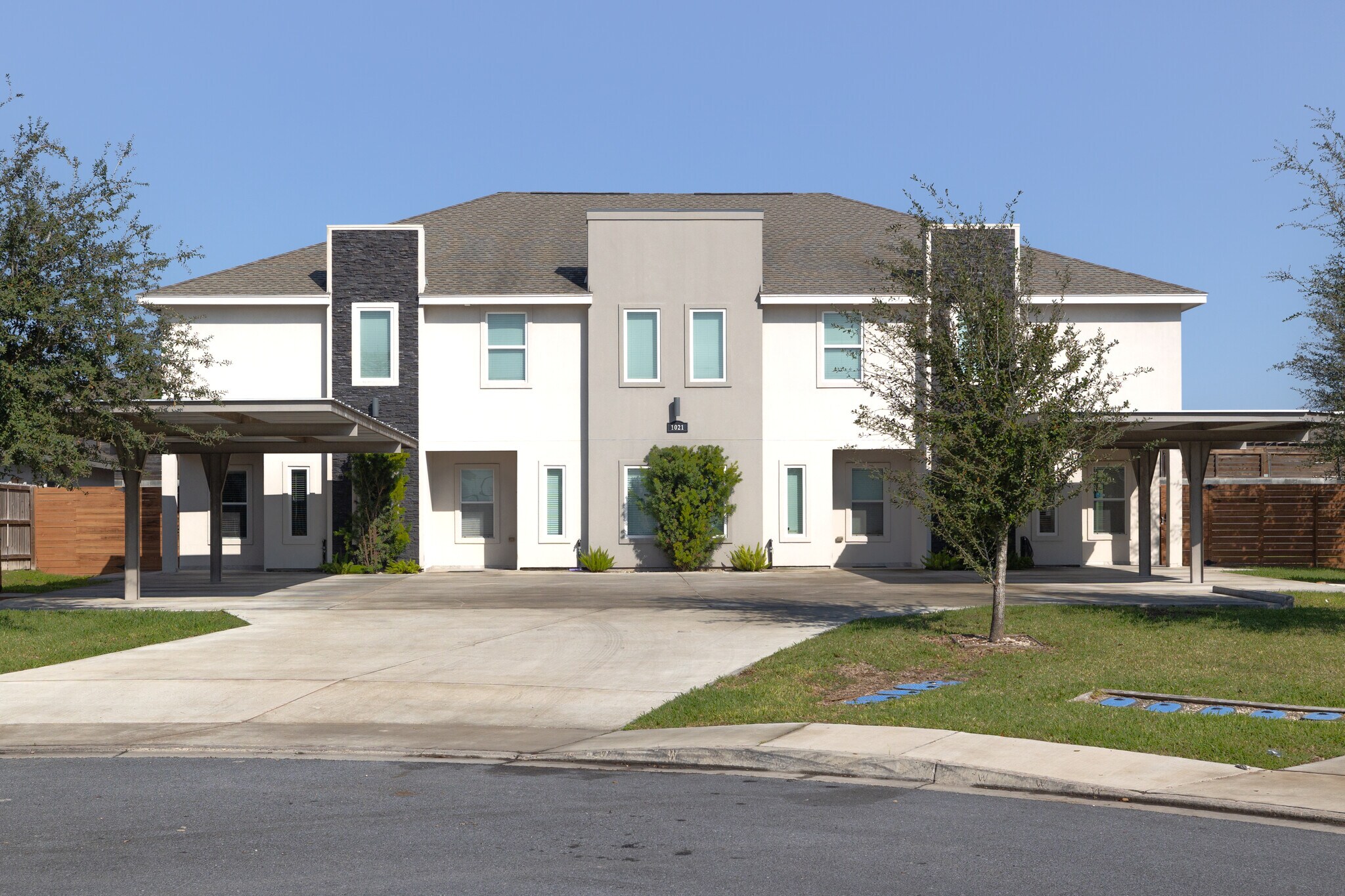 Building Photo - 1021 E La Cantera Ave