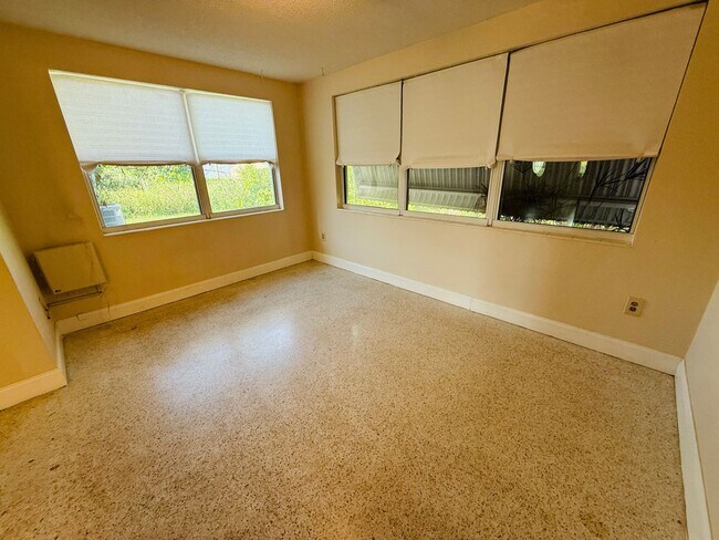 Building Photo - 3 Bed and 1.5 Bath