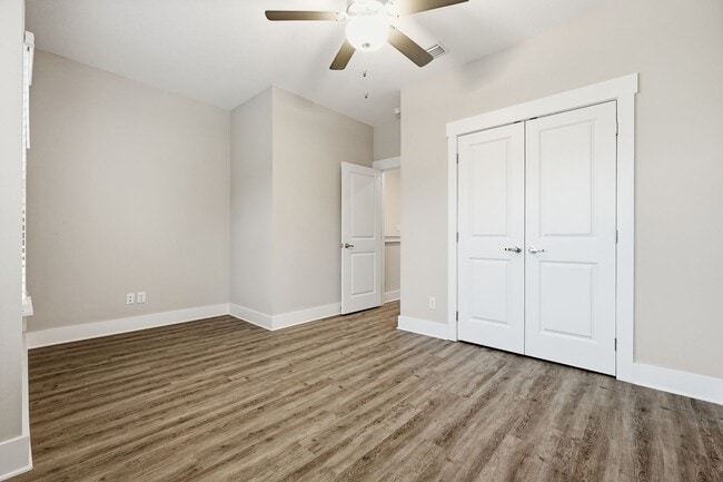 Building Photo - 3 Bedroom End Unit with a Lake View!!