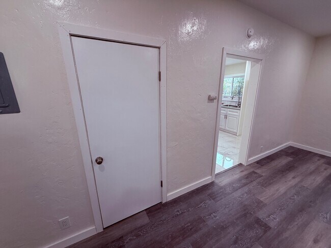 Building Photo - 323 S Francisca Ave