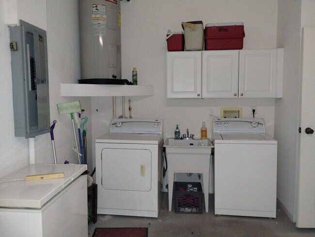 Building Photo - 10362 Chalmer St