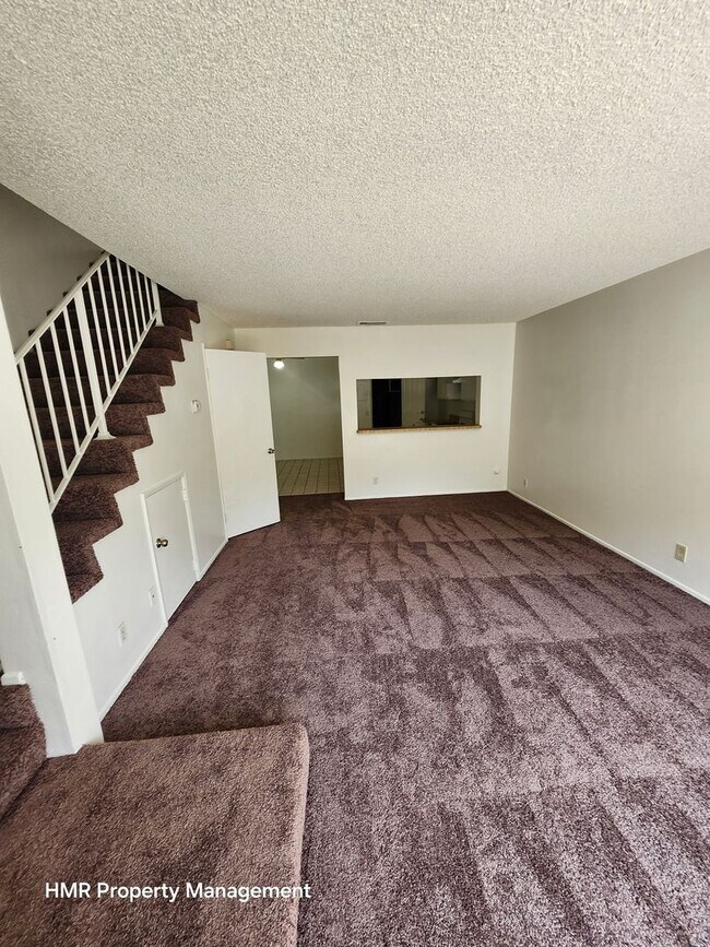 Building Photo - Two-Story condo in Ontario