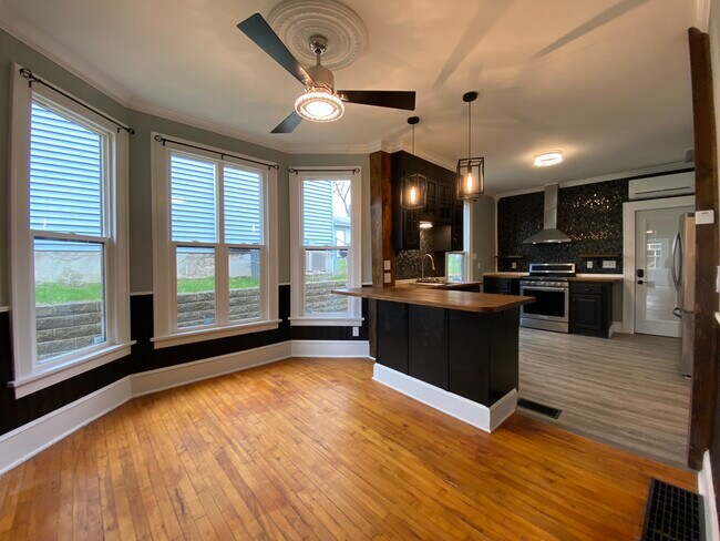 Building Photo - 37 Wyoming St E