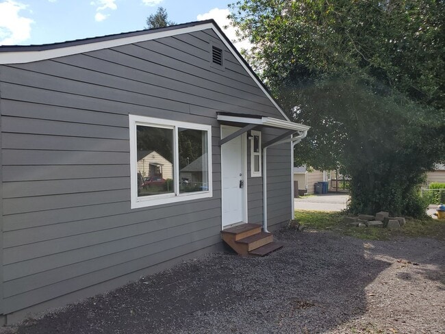 Building Photo - Recently Remolded Duplex