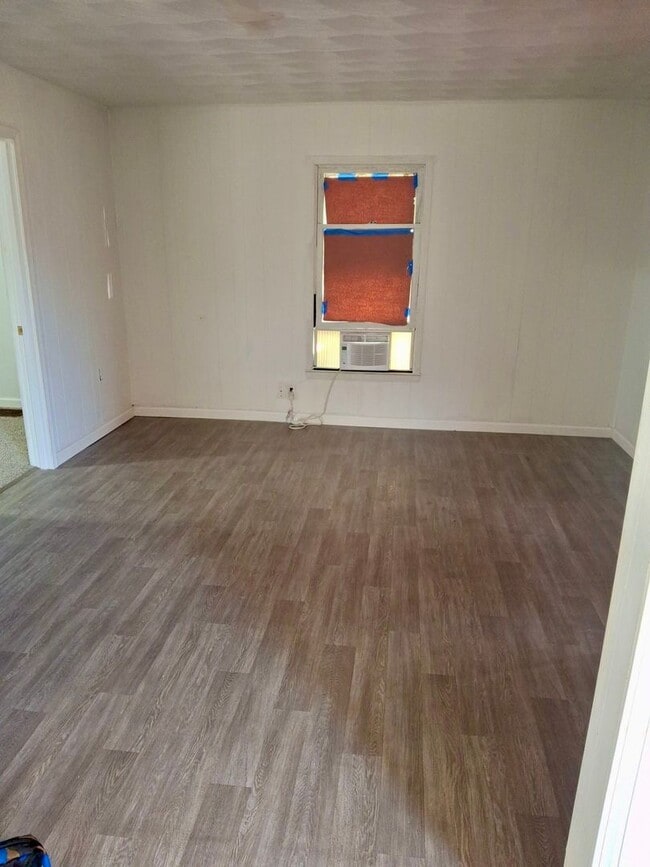 Building Photo - 2 Bedroom 1 Bath with All New Interior