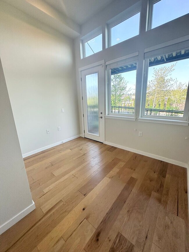 Building Photo - Modern 3-bed, 2.5-bath Townhome in Lake Forrest Park!