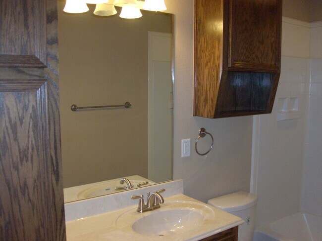 Building Photo - Available 7/13/26 Charming 2 Bed / 2 Bath Duplex Near Bunny