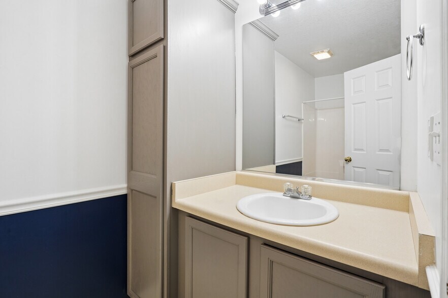 Building Photo - 2100 Meadow Chase Ln