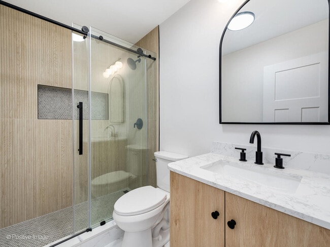 Building Photo - 5445 N Sheridan Rd