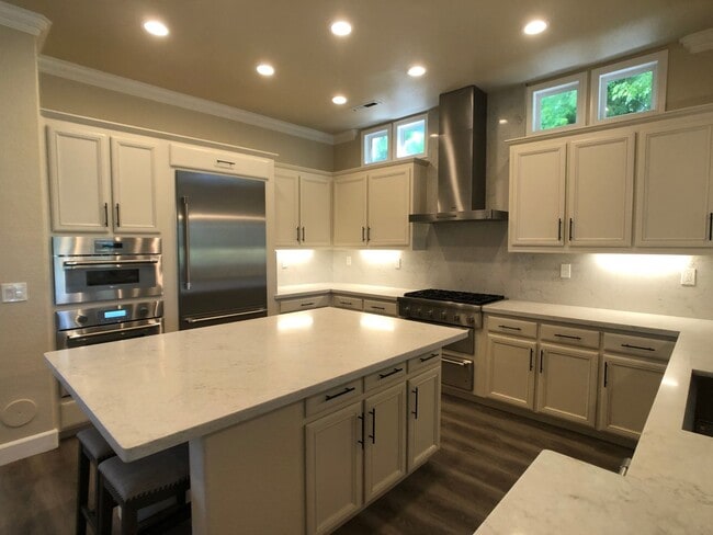 Building Photo - Stunning Eagle Ridge Home
