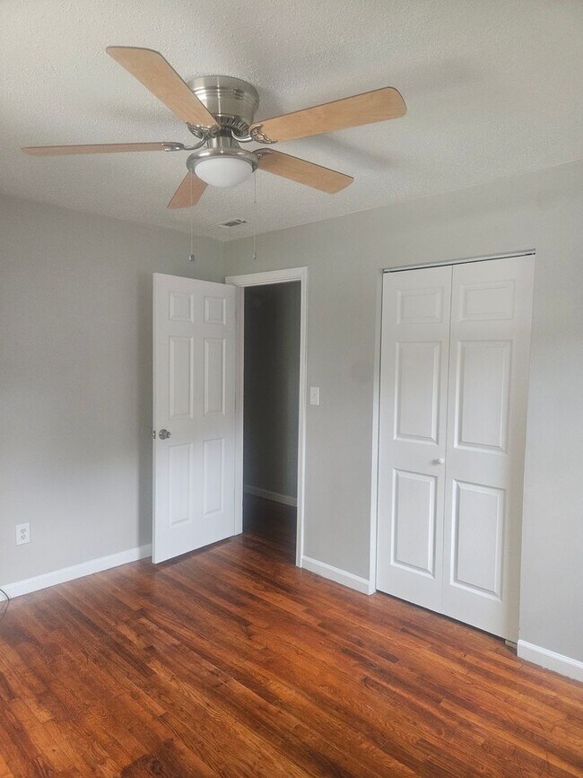 Building Photo - 3 Bedroom 1 bath home