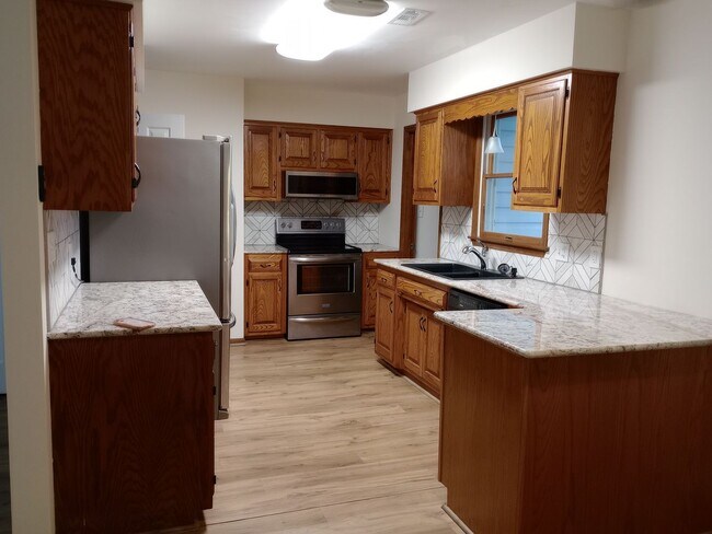 Building Photo - Charming 3 Bedroom, 2 Bath Single Family H...