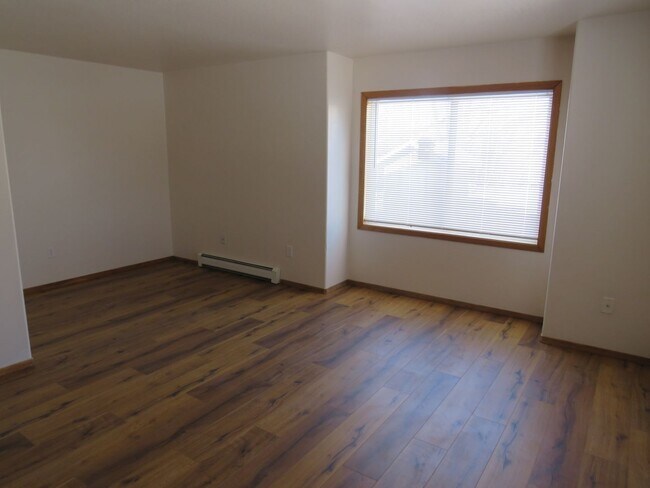 Building Photo - 2 Bedrooms 1 Bathroom 4 Plex - Belgrade
