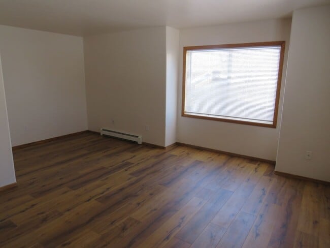 Building Photo - Comfortable 2 Bedroom, 1 Bathroom Lower-Level 4-Plex Unit