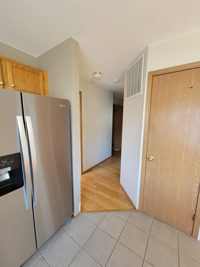 Building Photo - 3 bedroom home with 2 car garage built in ...