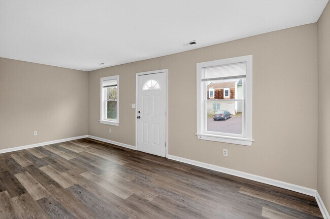 Building Photo - 3 Bedroom End Unit Townhouse in Culpeper