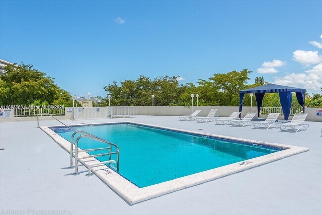 Building Photo - 6900 Bay Dr