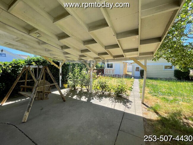 Building Photo - Fantastic Vintage Style 4 Bedroom Home in ...