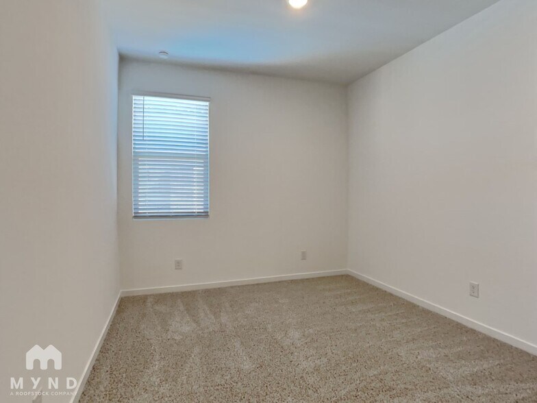 Building Photo - 17335 W Sunnyslope Ln