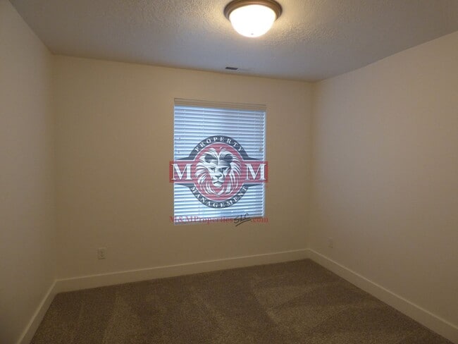 Building Photo - Great 3 Bd 2.5 Ba Townhome Rooftop Views