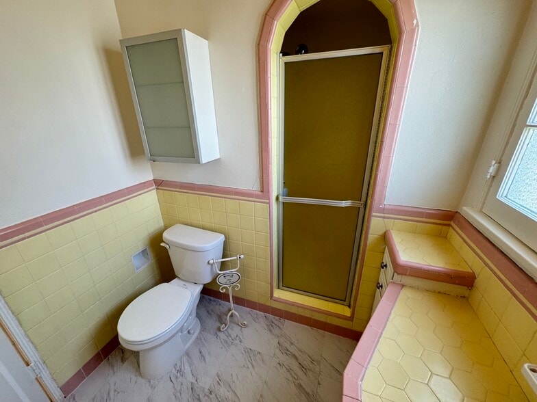 Building Photo - 422 S Detroit St