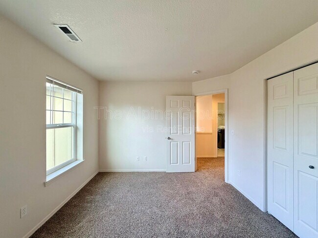 Building Photo - 958 SE Roundelay St