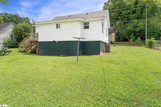 Building Photo - 2 Bed, 2 Bath Fully Renovated Home Available in Greenville