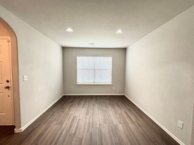 Building Photo - Awesome home with community pool!