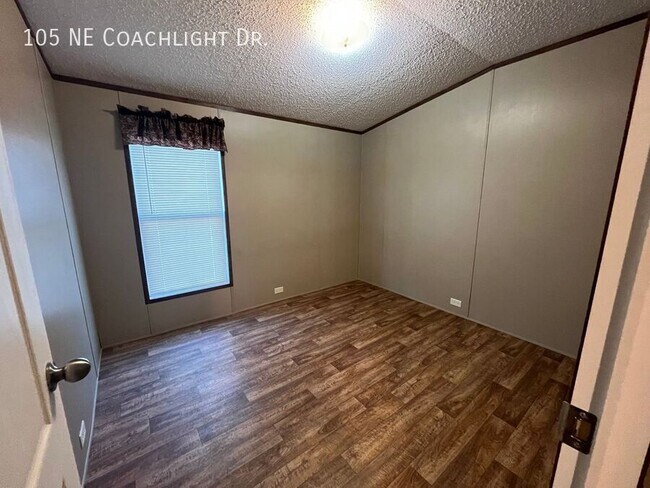 Building Photo - 105 Coachlight Dr
