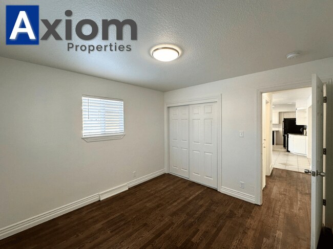 Building Photo - 906 E Elm-A