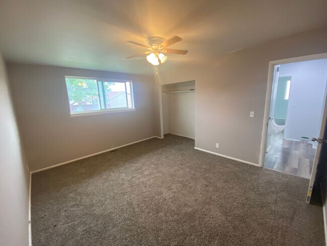 Building Photo - Roy Duplex