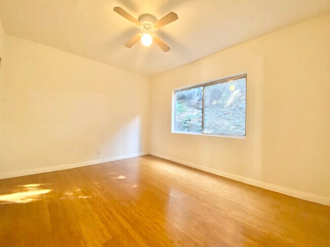 Building Photo - 422 S Coronado St