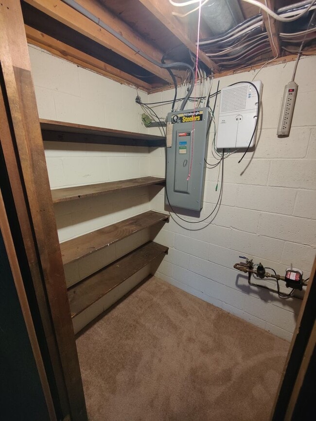 Building Photo - *Well-Maintained 3BD/1.5BA Townhouse Available in Whitehall*