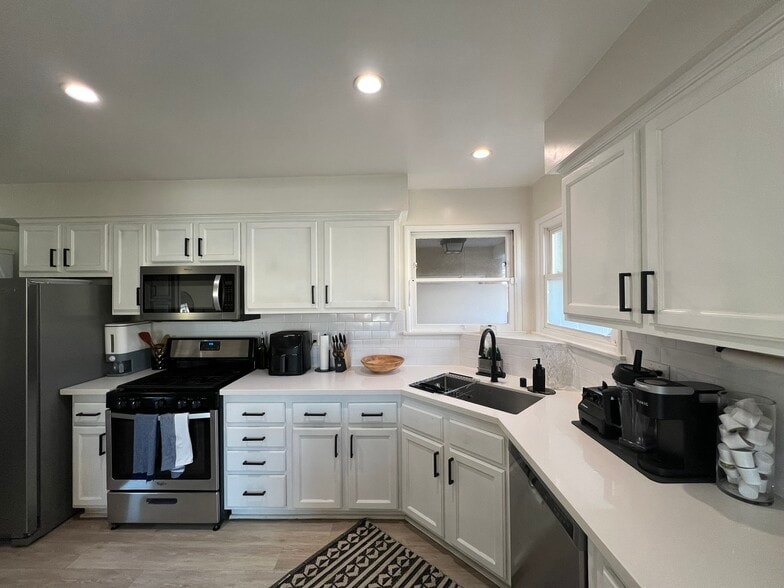 Building Photo - 5506 W 123rd St