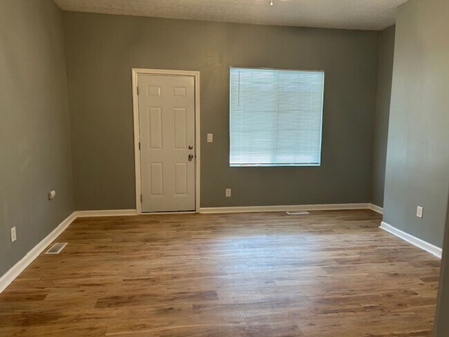 Building Photo - Renovated 3 Bedroom, 2 Full Bath Home Minutes from Downtown Dayton