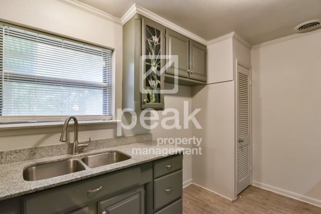 Building Photo - $1650! 3Bed home! Free Application BLACK FRIDAY DEAL Ends 11/29!