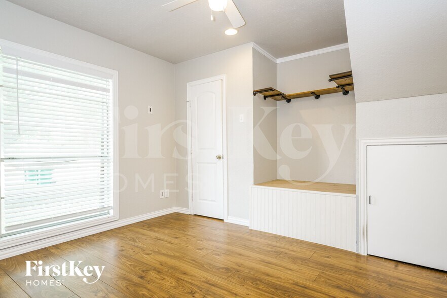 Building Photo - 206 E 5th St