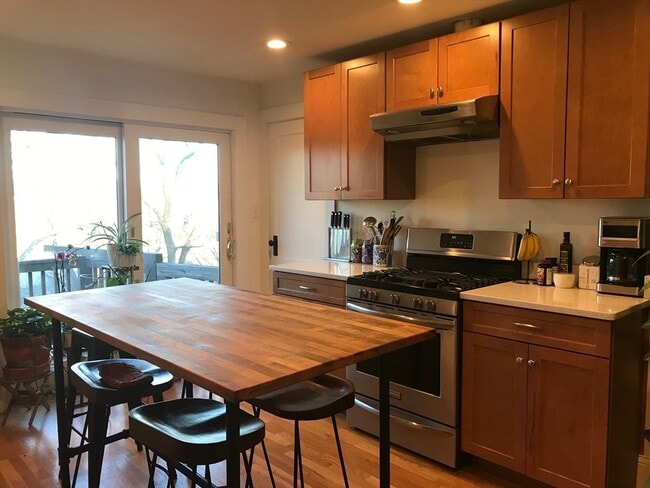 Building Photo - 76 Wenham St