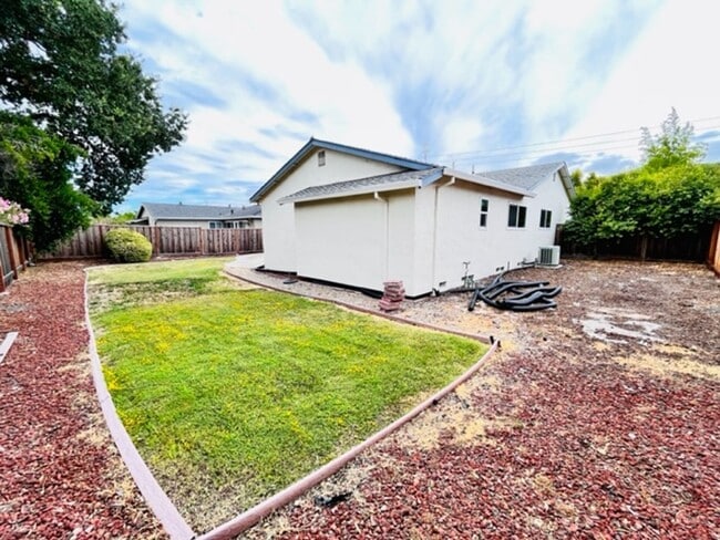Building Photo - Move-In Ready 4BD/2BA Single Story, Ranch-...