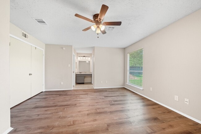 Building Photo - 710 Old Colony Dr
