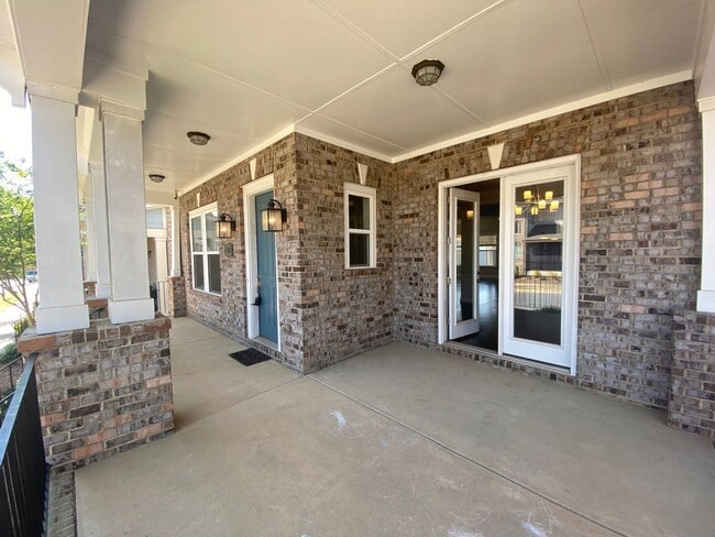 Building Photo - Stunning move in ready home located in the...